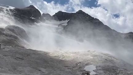 Mardi 5 juillet, les recherches se poursuivent après l'effondrement d'une partie du glacier de la&nbsp;Marmolada&nbsp;en Italie.&nbsp;Un effondrement lié au réchauffement climatique, qui a fait au moins sept morts et huit blessés.&nbsp;Une douzaine de personnes sont portées disparues, mais les chances de retrouver des survivants sont presque nulles. (FRANCE 3)