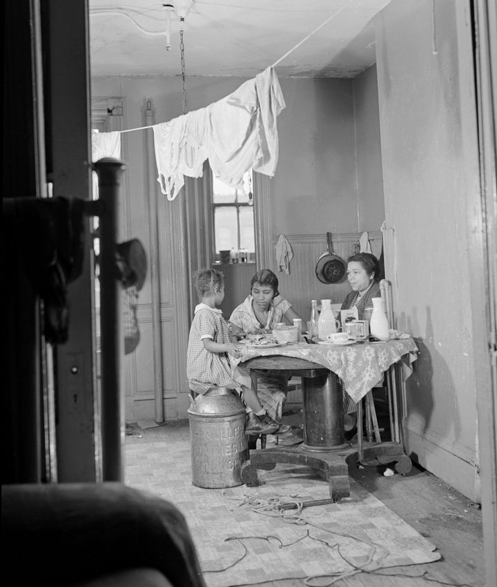 Aaron Siskind, Harlem Document (1937-1940)
 (Courtesy the Aaron Siskind Foundation)