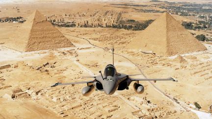 &nbsp; (Un Rafale survolant deux pyramides en Egypte © Dassault Aviation/Fr. Robineau)