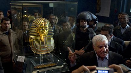 Zahi Hawass, alors ministre égyptien des Antiquités, présente le masque funéraire de Toutankhamon au Musée du Caire, en 2011. (PEDRO UGARTE / AFP)