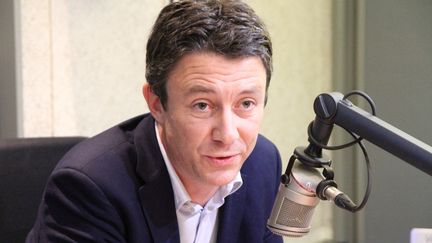 Le porte-parole du gouvernement et secrétaire d'Etat auprès du Premier ministre, Benjamin Griveaux, en interview dans les studios de France Bleu Pays Basque le 30 novembre 2018. (FRÉDÉRIC FLEUROT / FRANCE-BLEU PAYS BASQUE)