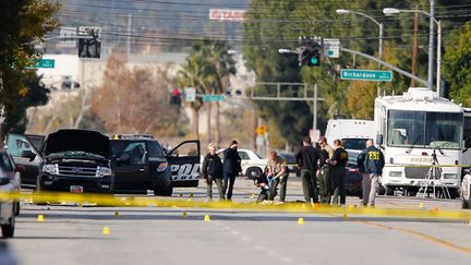 &nbsp; (Des enquêteurs autour de la voiture dans laquelle les deux tireurs de San Bernardino ont été abattus.  © REUTERS/Mike Blake)