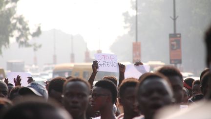 Des élèves manifestent le 7 décembre 2018 pour demander la reprise des cours, perturbés par la grève des enseignants. (STRINGER / AFP)