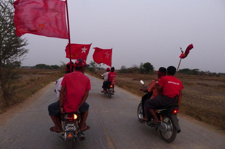 Des supporters d'Aung San Suu Kyi
 (Manon Loizeau)