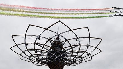 Une patrouille de l'armée de l'air italienne survole la cérémonie dinauguration de l'Exposition universelle de Milan, le 1er mai 2015
 (Olivier Morin / AFP)