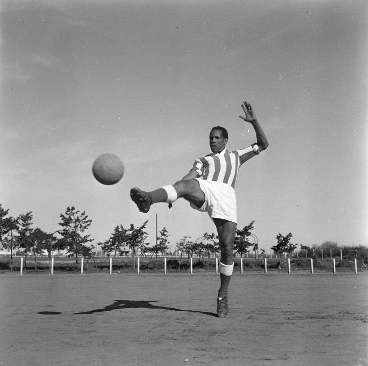 Labi Ben Bareck à l'entraînement en 1958.&nbsp;Photo présentée dans l'exposition "Foot et monde arabe" à l'Institut du monde arabe à Paris. (LEGROS ROBERT / PRESSE SPORTS)