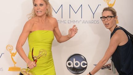 Le seul avantage des photocall, c'est qu'il y a toujours des dizaines de photographes pour immortaliser un moment d&eacute;sastreux. Julie Bowen ("Modern Family") en a fait les frais aux derniers Emmys. (JOE KLAMAR / AFP)