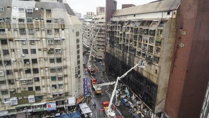 Un immeuble ravagé par un incendie dans la ville de Kaohsiung (Taïwan), le 14 octobre 2021.&nbsp; (STR / CNA / AFP)