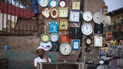 Vendeur ambulant d'horlogerie &agrave; Delhi (Inde), le 18 juin 2012. (AHMAD MASOOD / REUTERS)