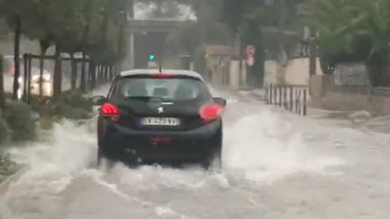 Des voitures roulent sur une route inondée à Montpellier (Hérault), le 14 novembre 2022. (YANN GONON / FRANCE TELEVISIONS)