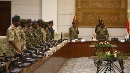 Le président soudanais Omar el-Béchir (C) assiste à la prestation de serment des nouveaux gouverneurs de provinces, au palais présidentiel de Khartoum le 24 février 2019.&nbsp; (ASHRAF SHAZLY / AFP)