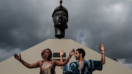 Des personnes se recueillent&nbsp;devant le monument à Zumbi dos Palmares, avant le début de la cérémonie célébrant la journée nationale de sensibilisation aux problèmes des Noirs, le 20 novembre 2016 à Rio de Janeiro, au Brésil. (YASUYOSHI CHIBA / AFP)