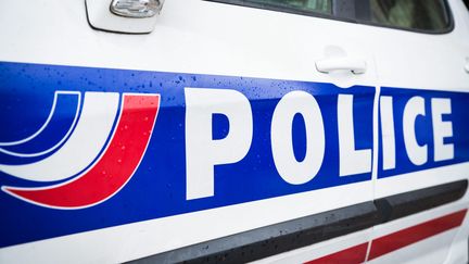 Appelée à la rescousse, la police a établi un périmètre de sécurité pour permettre aux pompiers de travailler. (MAXPPP)