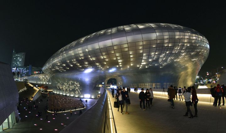 Le futuriste Dongdaemun Design Plaza de Séoul (Corée du Sud) dessiné par Zaha Hadid.
 (ExpressNews Eyepress / AFP)