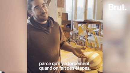 Âgé de 25 ans, Alex-Théo est le plus jeune luthier en France. Un métier d’artisan qui ne regroupe aujourd’hui plus que 12 luthiers au total sur le territoire. Brut a passé la journée avec Alex-Théo pour découvrir son métier.