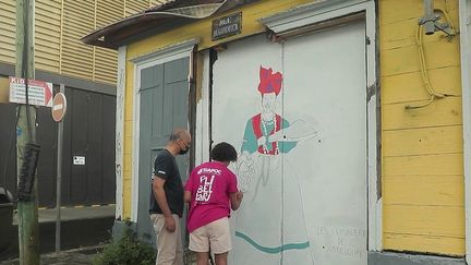 Dans certains quartiers de Pointe-à-Pitre (Guadeloupe), des bénévoles repeignent les murs des maisons traditionnelles. Ils veulent entretenir la culture locale en gardant les détails de l'architecture créole. (FRANCE 2)