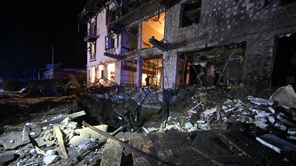 Un hôtel détruit par une frappe aérienne à Kharkiv, en Ukraine, le 11 janvier 2024. (SERGEY BOBOK / AFP)