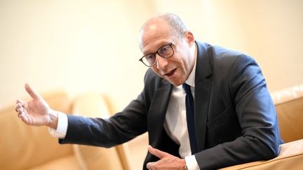 Le président par intérim de la Fédération française de football (FFF), Philippe Diallo, s'exprime lors d'une interview au siège de la Fédération française de football à Paris, le 31 mars 2023. (FRANCK FIFE / AFP)