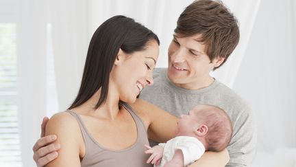 Actuellement, une m&egrave;re peut interrompre partiellement ou totalement son activit&eacute; pendant trois ans, et recevoir une allocation, &agrave; condition d'avoir d&eacute;j&agrave; un enfant. (CHRIS RYAN / OJO IMAGES RF / GETTY IMAGES)