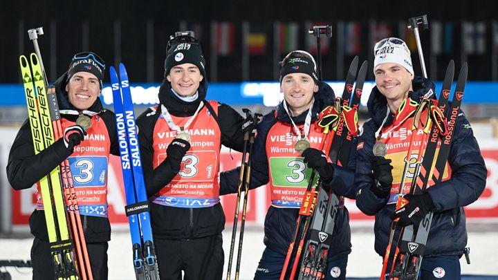 Quentin Fillon Maillet, Eric Perrot, Fabien Claude et Emilien Jacquelin après leur médaille d'or du relais aux Championnats du monde à Nove Mesto, le 17 février 2024. (HENDRIK SCHMIDT / PICTURE ALLIANCE / AFP)