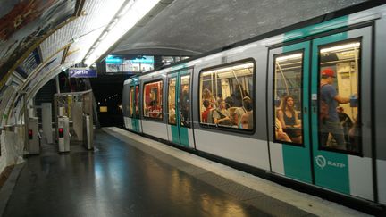 Une rame du métro, dans le 16e arrondissement de Paris. (STÉPHANIE BERLU / RADIO FRANCE)