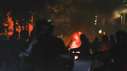 28 juin 2023. Nanterre. Un jour après la mort de Nahel, 17 ans, tué lors d'un contôle de police et un refus d'obtempérer, les forces de police sont déployées par milliers, lors de la première nuit de violences urbaines, partout sur le territoire. (GEOFFROY VAN DER HASSELT / AFP)