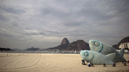 Une sculpture faite de bouteilles recycl&eacute;es r&eacute;alis&eacute;e sur la plage de Botafogo &agrave; Rio de Janeiro (Br&eacute;sil) &agrave; l'occasion du Rio+20, le 19 juin 2012. (CHRISTOPHE SIMON / AFP)