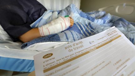 Un formulaire d'arrêt de travail devant une personne hospitalisée. (FRANCOIS DESTOC / MAXPPP)