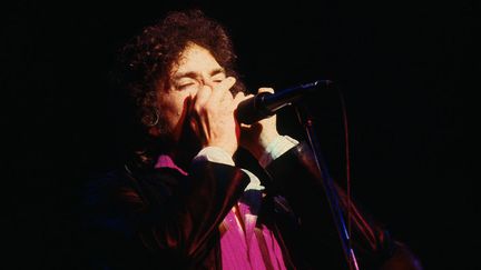 Bob Dylan à San Francisco, le 14 novembre 1980 en concert au Warfield theater, quelques mois après la sortie de son album, "Slow Train Coming" où il dit qu'il faut choisir entre Dieu et le Diable...Un album marqué par sa conversion au christianisme.&nbsp; (LARRY HULST / MICHAEL OCHS ARCHIVES / GETTY IMAGES)