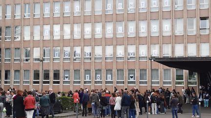 Un rassemblement en soutien à l'enseignante agressée, devant le lycée Malherbe à Caen. (CAROLE LOUIS / RADIO FRANCE)