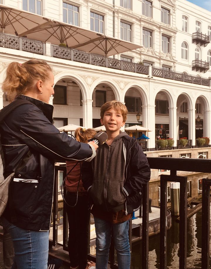 Lou au micro d'Ingrid Pohu, près du quartier de l'Hôtel de Ville, à Hambourg. (INGRID POHU / RADIO FRANCE)