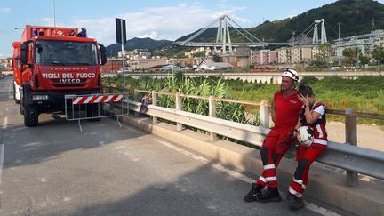 Lutter contre l'épuisement et les images traumatisantes est le quotidien des secouristes qui fouillent les décombres à Gênes (Italie). A droite, Martina Campora, coordinatrice de la Croix Rouge. (SANDRINE ETOA-ANDEGUE  / FRANCEINFO)