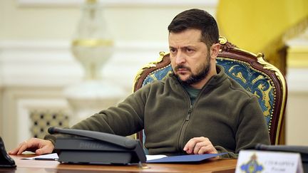 Le président ukrainien, Volodymyr Zelensky, dirige une réunion du Conseil de sécurité nationale et de défense à Kiev, le&nbsp;30 septembre 2022.&nbsp; (UKRAINIAN PRESIDENTIAL PRESS / AFP)