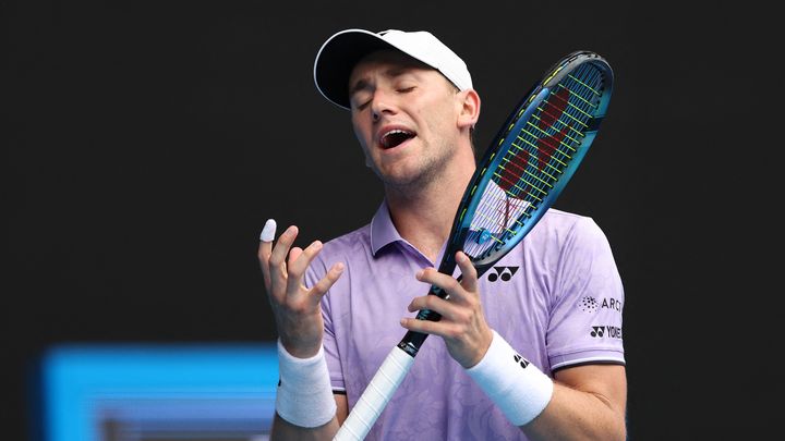 Le Norvégien Casper Ruud, 3e mondial, a été éliminé au deuxième tour de l'Open d'Australie par l'Américian Jenson Brooksby, le 19 janvier 2023. (MARTIN KEEP / AFP)