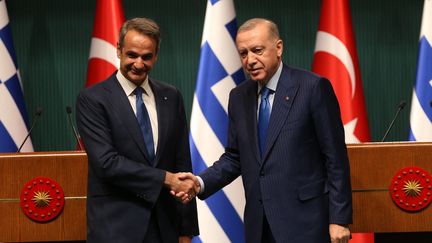 Le Premier ministre grec, Kyriakos Mitsotakis, et le président turc, Recep Tayyip Erdogan, à Ankara, le 13 mai 2024. (NECATI SAVAS / MAXPPP)