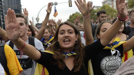 Des étudiants dans la manifestation pour le referedum d'autodetermination de la Catalogne, le 22 septembre 2017 à Barcelone. (JOSEP LAGO / AFP)