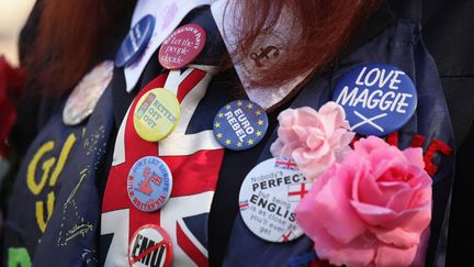 Un manifestant eurosceptique arbore une dizaine de badges anti-europ&eacute;ens, le 22 octobre 2011, lors d'un rassemblement &agrave; Londres. (OLI SCARFF / GETTY IMAGES EUROPE)