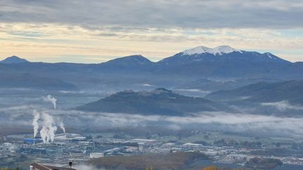 Le centre de traitement Val d’Agri d’ENI s’étend sur 180 000 m2 au milieu de la vallée que surplombent les montagnes déjà enneigées. (BRUCE DE GALZAIN / RADIO FRANCE)