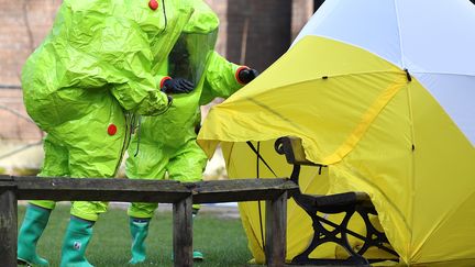 Inspection du banc où a été retrouvé inconscient l'ex-espion Sergueï Skripal, à Londres, le 8 mars 2018. (BEN STANSALL / AFP)