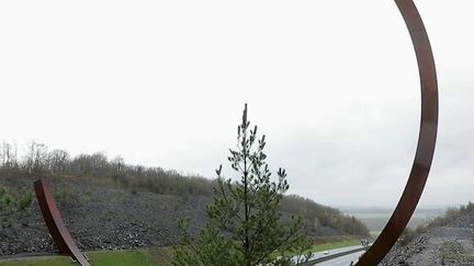 Bernar Venet est un plasticien qui crée des œuvres d'envergure. Sa dernière sculpture est la plus impressionnante que l'on peut observer en Europe. (France 2)