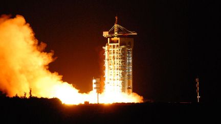 Le satellite, nommé Mozi en l'honneur d'un philosophe et scientifique chinois du 5e siècle avant J.-C., sera utilisé pour démontrer l'intérêt de la technologie quantique dans les communications longue distance. A la différence des méthodes classiques de transmission sécurisée, le système utilise des photons (une particule fondamentale du champ électromagnétique) pour envoyer les clés de cryptage nécessaires au décodage de l'information. Les données contenues dans ces photons sont impossibles à intercepter: toute tentative d'espionnage provoquerait leur autodestruction, affirme Chine nouvelle. La Chine peut espérer la création d'un réseau mondial de communications quantiques vers 2030, selon Pékin. (STR/AFP)