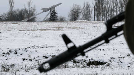 &nbsp; (Un chasseur Mig exposé dans une zone de l'Ukraine tenue par les séparatistes pro-russes © REUTERS/Maxim Shemetov)