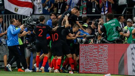 Les Croates célèbrent leur deuxième but en demi-finale de Coupe du monde face à l'Angleterre (2-1), le 11 jujillet 2018 à Moscou, et renversent un photographe de l'AFP... (THIAGO BERNARDES / FRAMEPHOTO)