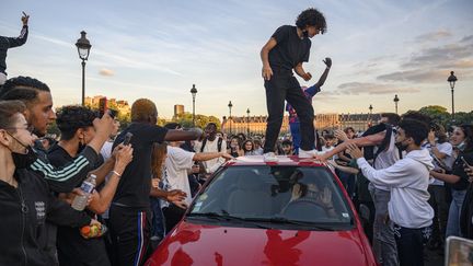 En juin 2020, des milliers de jeunes s'étaient donnés rendez-vous sur l'esplanade des Invalides. La police avait également dû mettre fin aux festivités. (JULIEN MATTIA / LE PICTORIUM / MAXPPP)