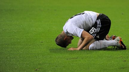 Lars Bender ne cherche pas la taupe, mais vient de se faire tacler lors du match amical de l'allemagne contre Isra&euml;l, le 31 mai 2012 &agrave; Leipzig (Allemagne). (ROBERT MICHAEL / AFP)