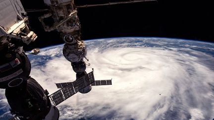 Une partie de la Station spatiale internationale, en orbite au-dessus de la Terre, le 26 septembre 2022. (HANDOUT / GETTY IMAGES NORTH AMERICA VIA AFP)