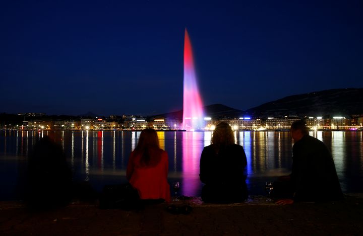 La fontaine de Genève (Suisse) illuminée aux couleurs du drapeau britannique en signe de soutien après l'attentat de Manchester, le 23 mai 2017. (DENIS BALIBOUSE / REUTERS)