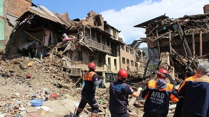 Des secouristes turcs participant aux op&eacute;ration de secours, deux jours apr&egrave;s le violent s&eacute;isme qui a ravag&eacute; le N&eacute;pal, le 27 avril 2015 &agrave; Katmandou. (TURKISH PRIME MINISTRY DISASTER  / ANADOLU AGENCY / AFP)