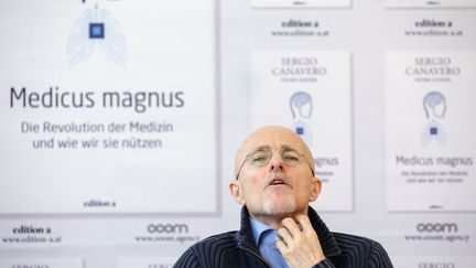 Le neurochirurgien italien Sergio Canavero donne une conférence de presse à Vienne (Autriche), le 17 novembre 2017. (MAXPPP)