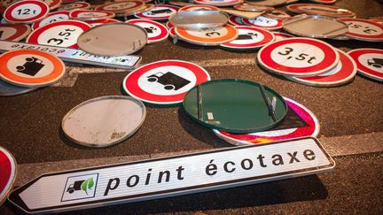 Des panneaux d&eacute;mont&eacute;s et rassembl&eacute;s &agrave; Chartres (Eure-et-Loir), le 12 novembre 2013, en protestation contre l'&eacute;cotaxe pour les poids lourds. (GUILLAUME SOUVANT / AFP)